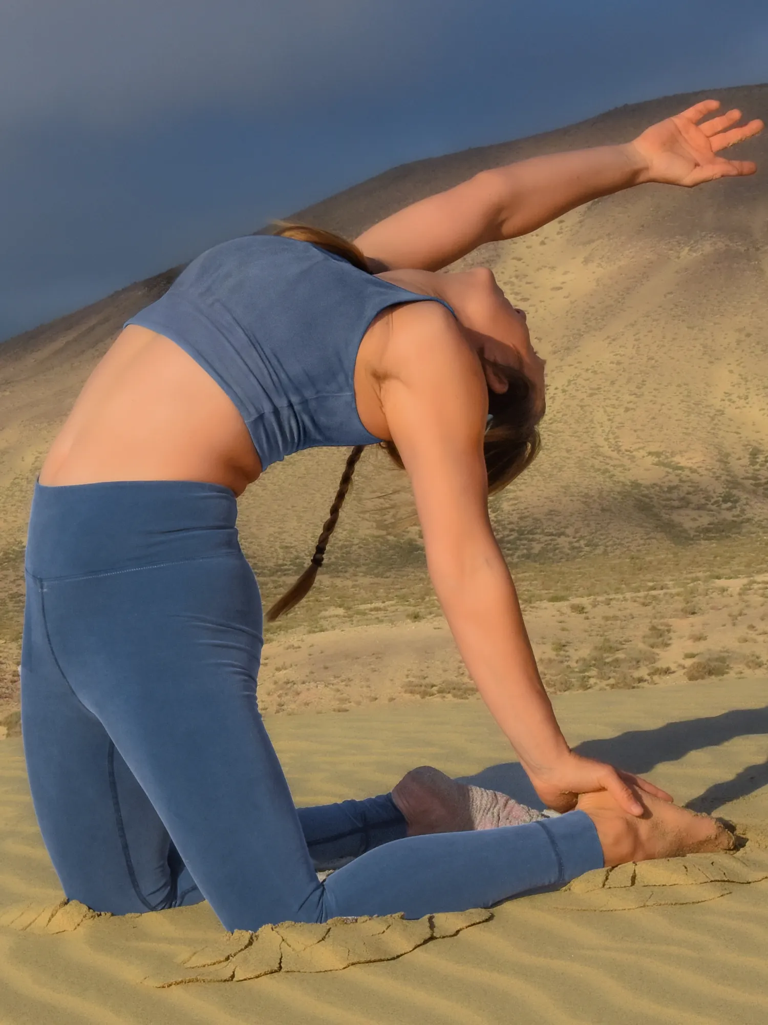 Yogawear aus handgefärbter Biobaumwolle in blau
