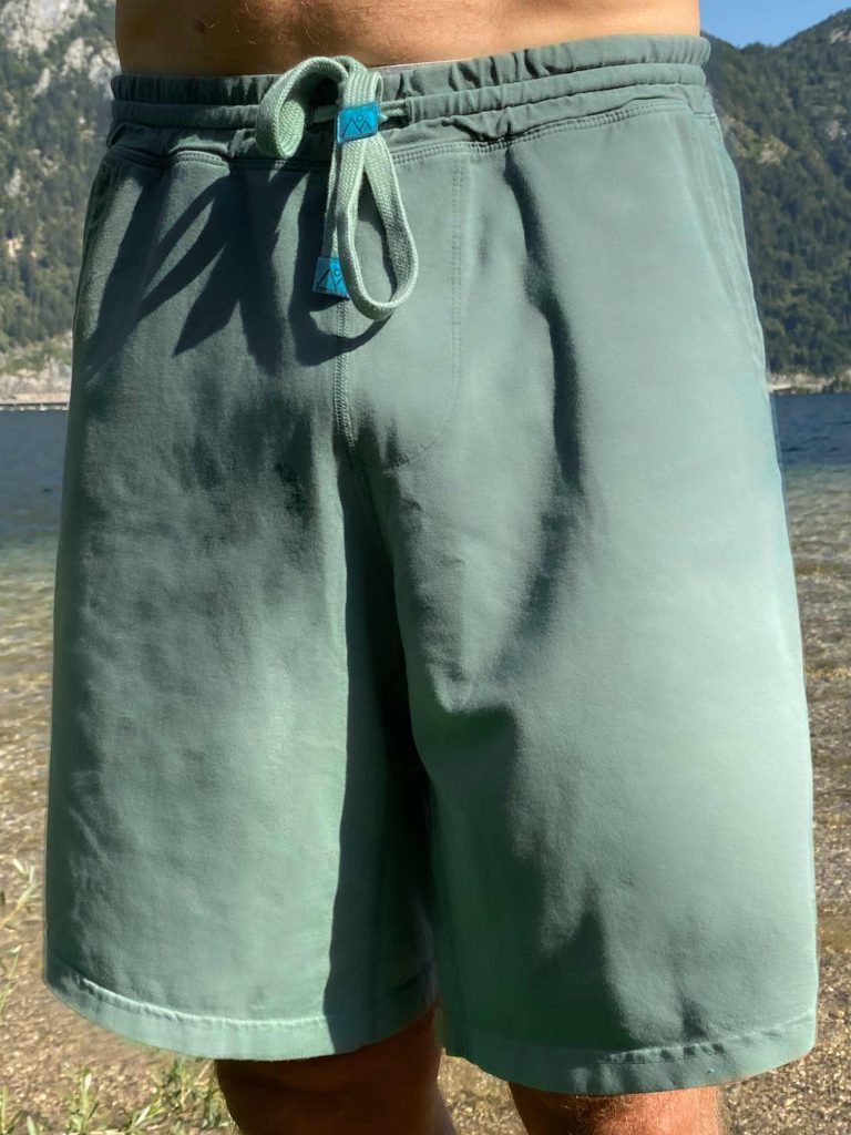 Männer Shorts handgefärbt aus Biobaumwolle in Grün