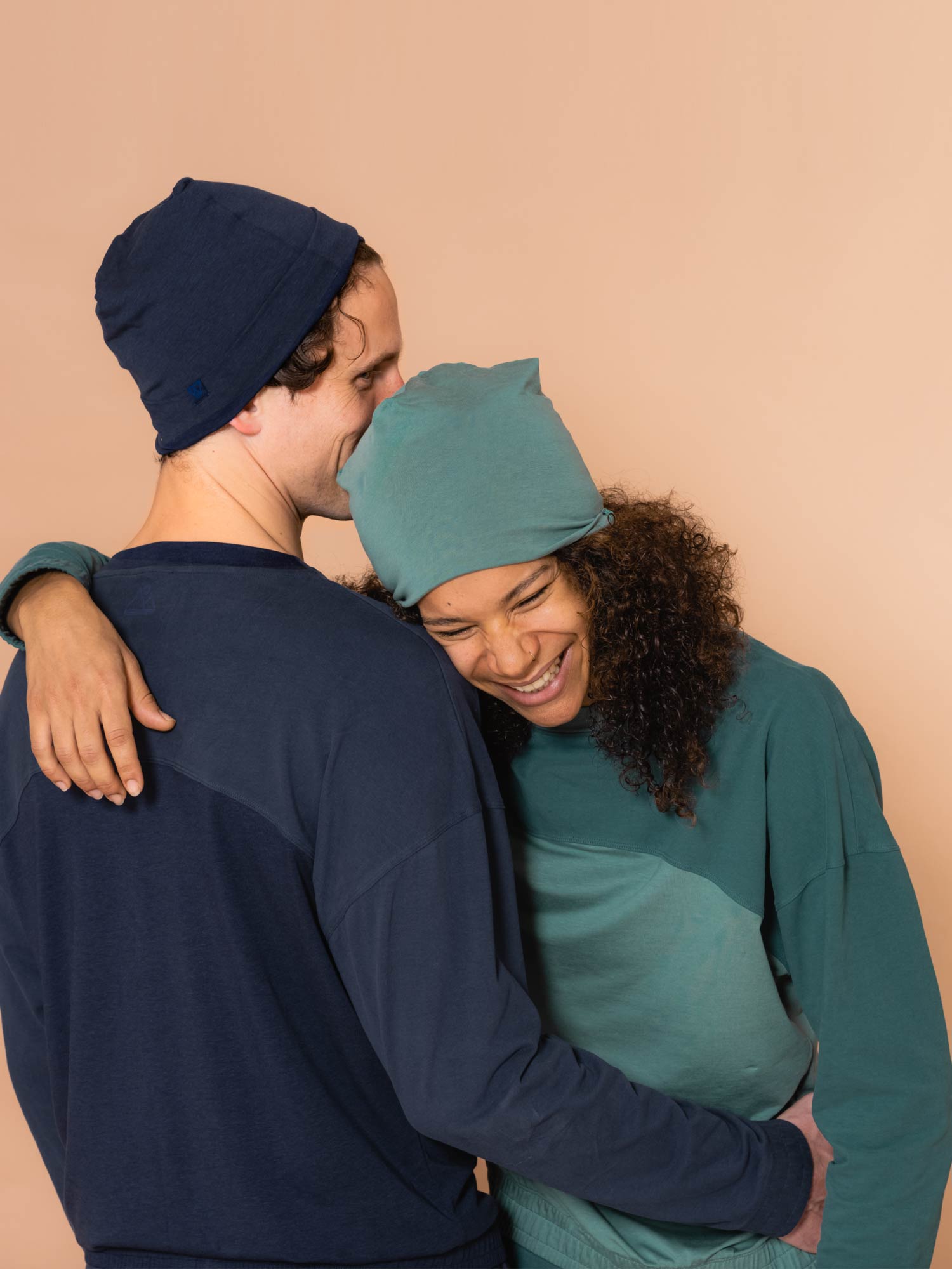 Mann und Frau tragen Unisex Sweater